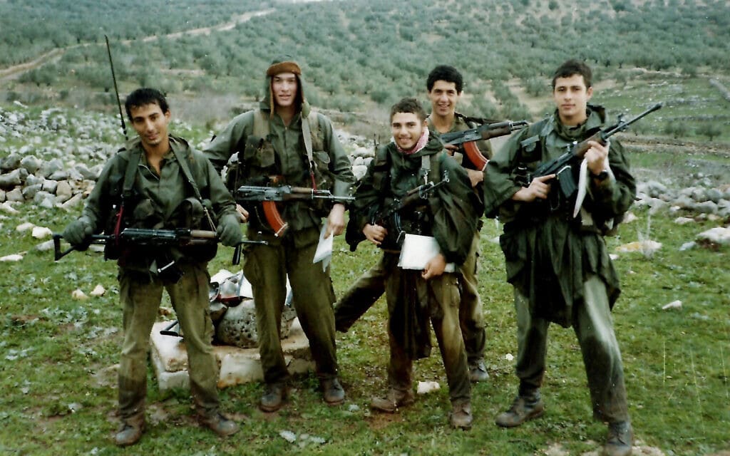 רס&quot;ל ברק שרעבי (ראשון משמאל) בעת שירותו הצבאי (צילום: מתוך האתר לזכרו של ברק שרעבי)