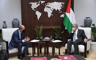 השליח האמריקאי לענייני הסכסוך הישראלי-פלסטיני, האדי עמר, בפגישה עם ראש הממשלה הפלסטיני מוחמד אשתייה ברמאללה, 13 ביולי 2021 (צילום: WAAFA)