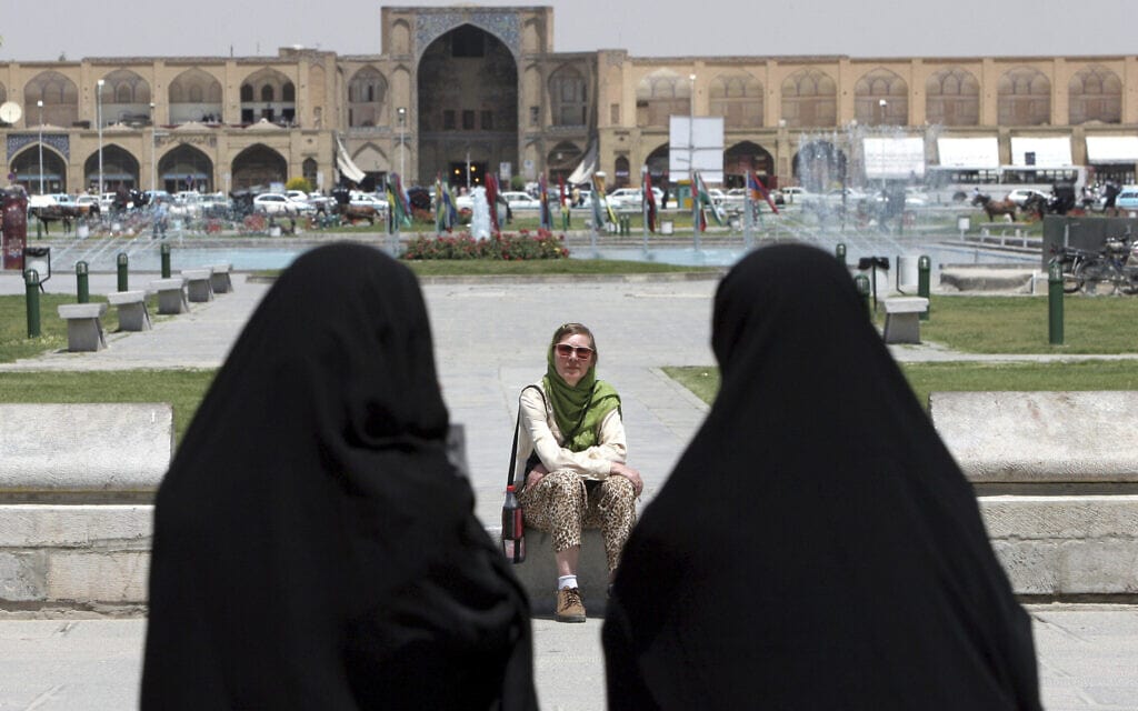תיירת באיספהאן עוטה חיג&#039;אב (צילום: AP Photo/Hasan Sarbakhshian)