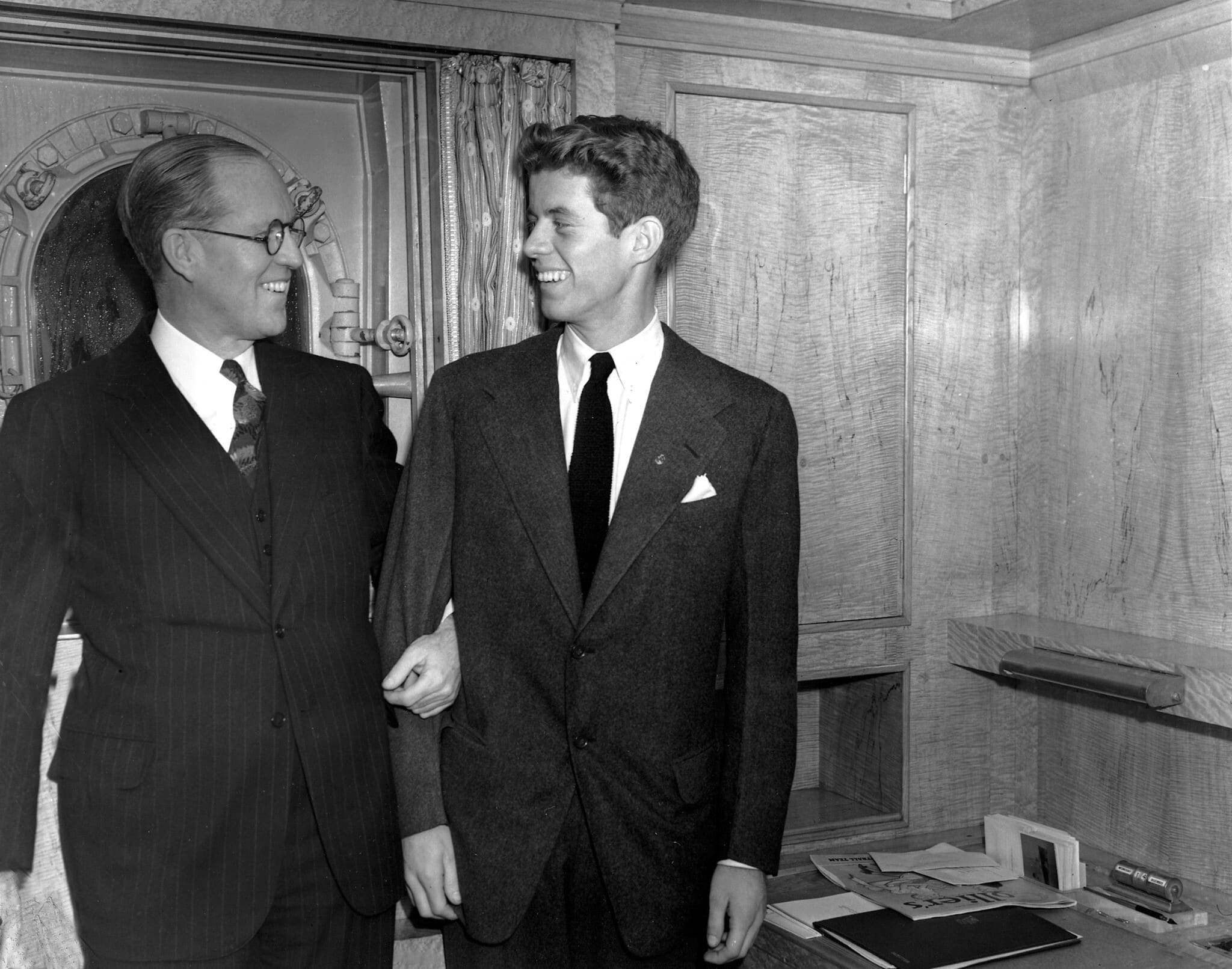 ג&#039;וזף פ. קנדי (משמאל), אז שגריר ארה&quot;ב לבריטניה, ובנו, הנשיא לעתיד ג&#039;ון פ. קנדי, ניו יורק, 5 בינואר, 1938 (צילום: AP Photo)