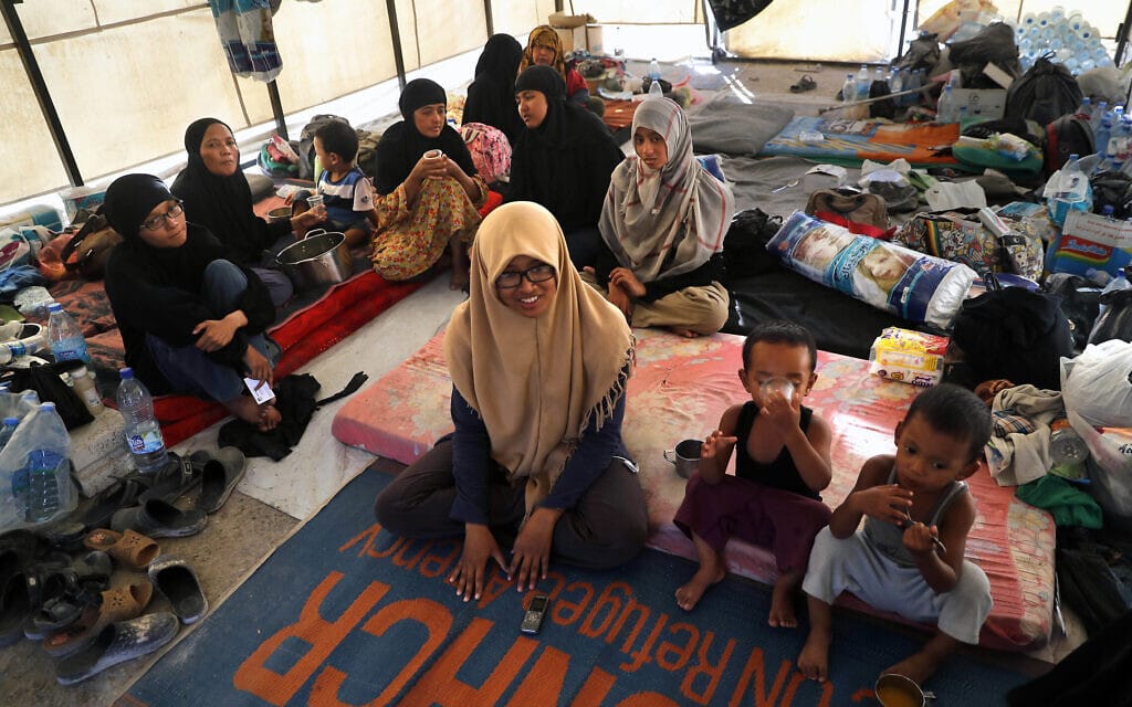 אילוסטרציה: משפחה אינדונזית שנמלטה מדאעש באוהל במחנה פליטים בעין עיסא, סוריה, 24 ביולי 2017 (צילום: AP Photo/ Hussein Malla, File)
