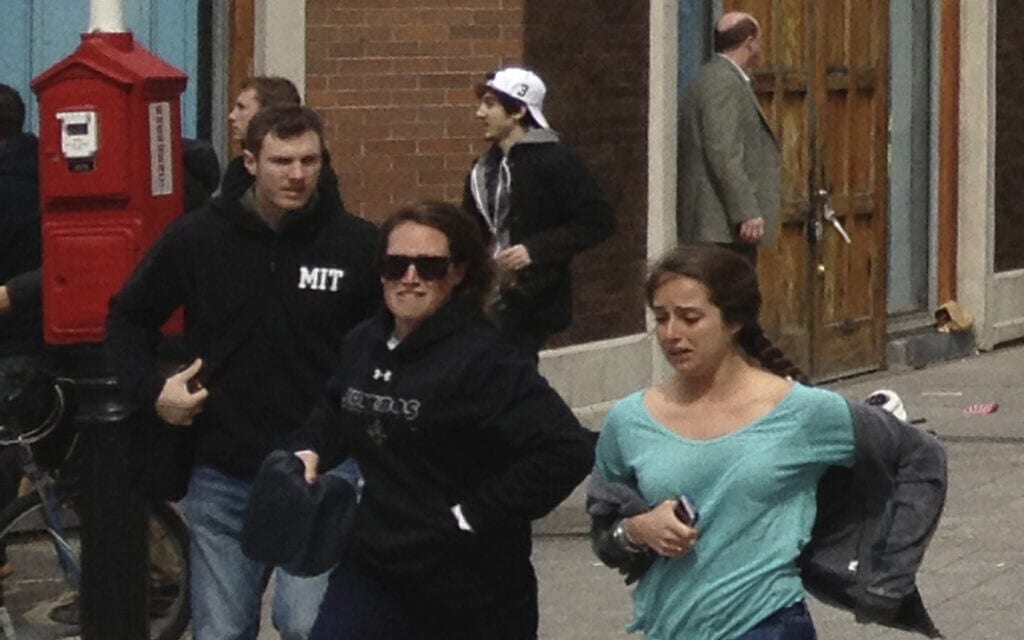 הטרוריסט דז&#039;וחר צרנייב (במרכז עם כובע לבן) נמלט מזירת הפיגוע במרתון בוסטון, 15 באפריל 2013 (צילום: AP Photo/David Green)
