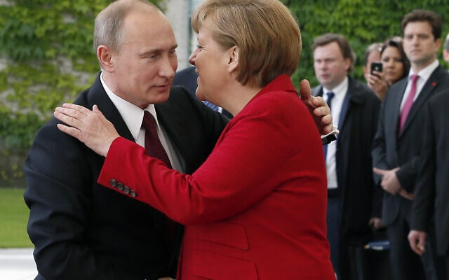 ולדימיר פוטין ואנגלה מרקל (צילום: AP Photo/Michael Sohn, file)