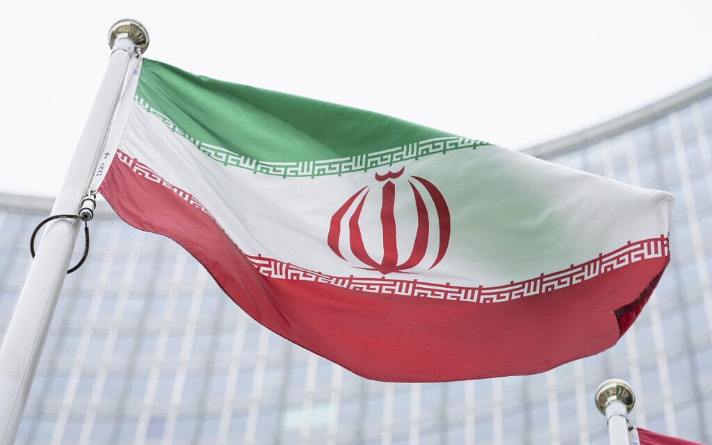 דגל איראן מתנוסס מול המשרדים הראשיים של הסוכנות לאנרגיה אטומית בווינה, אוסטריה, 24 במאי 2021 (צילום: AP Photo/Florian Schroetter)