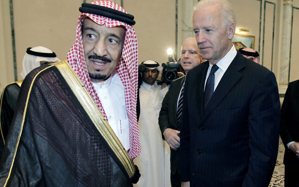 ג&#039;ו ביידן, אז סגן נשיא ארה&quot;ב, עם המלך סלמאן בריאד, ערב הסעודית, 27 באוקטובר 2011 (צילום: AP Photo/Hassan Ammar)