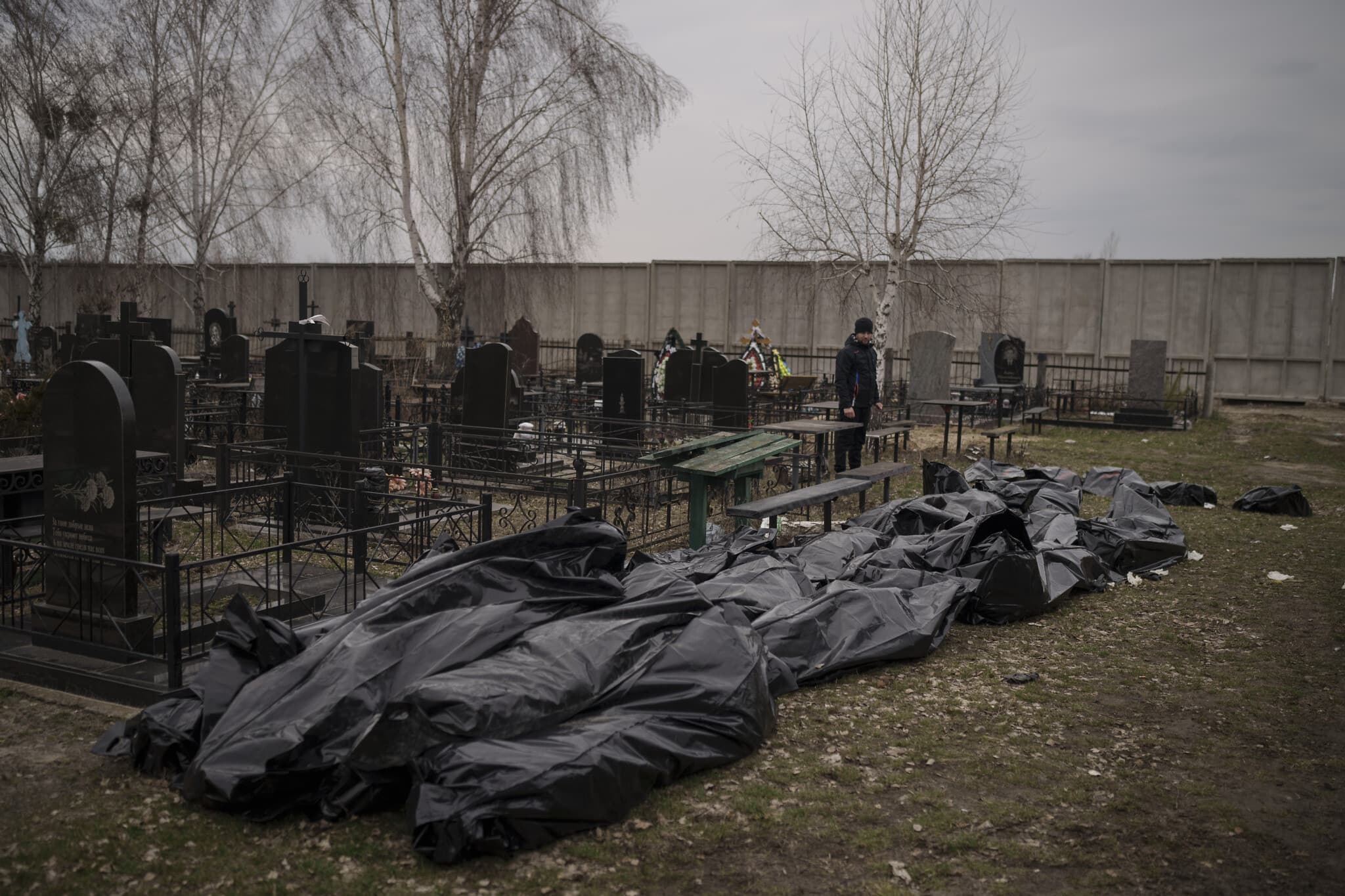 עשרות גופות ממתינות להיטמן בבית הקברות בבוצ&#039;ה, אוקראינה, 5 באפריל 2022 (צילום: AP Photo/Felipe Dana)