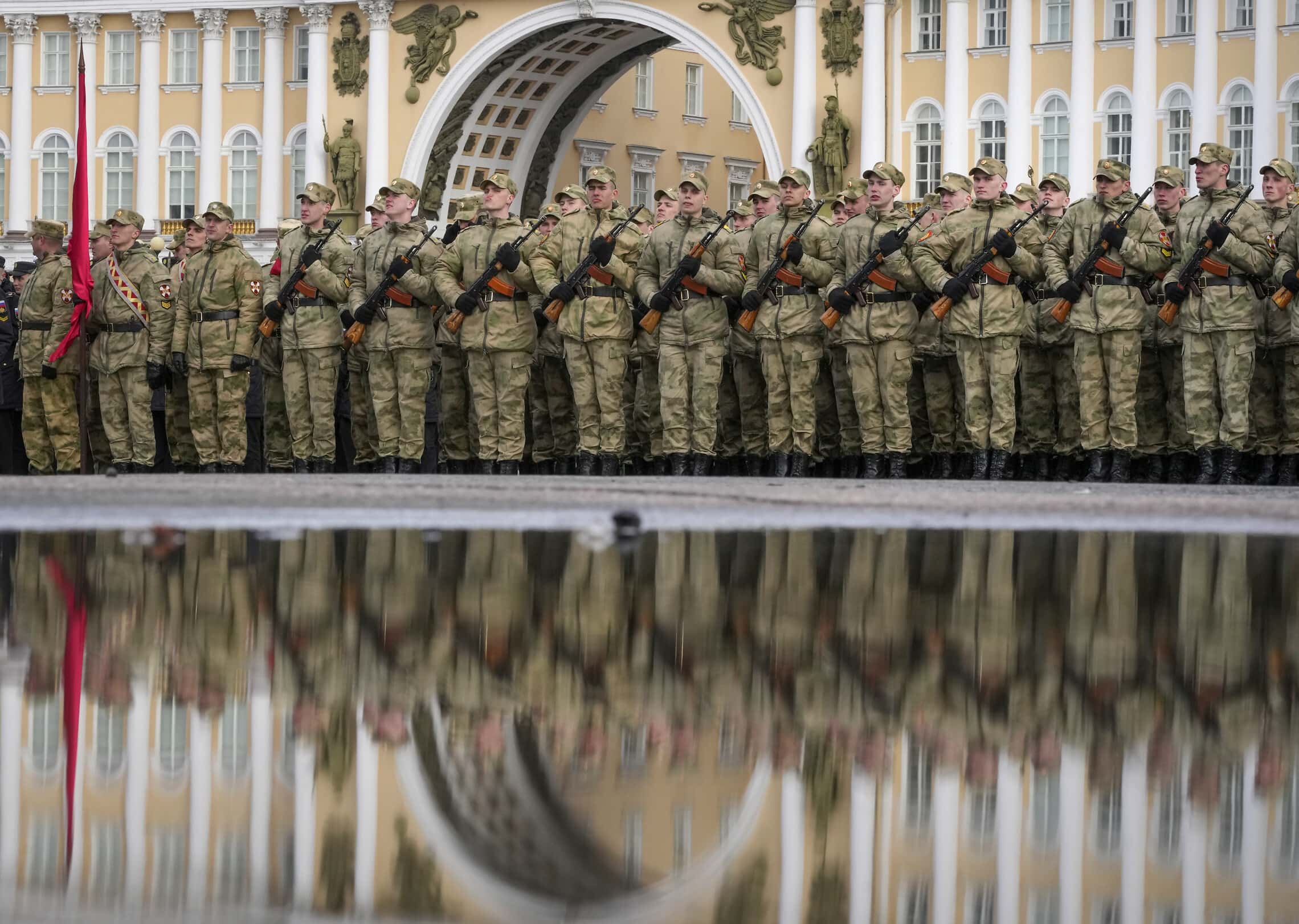 הכנות לצעדה הצבאית בכיכר האדומה במוסקבה לרגל יום הניצחון ב-9 במאי 2022 (צילום: AP Photo/Dmitri Lovetsky)
