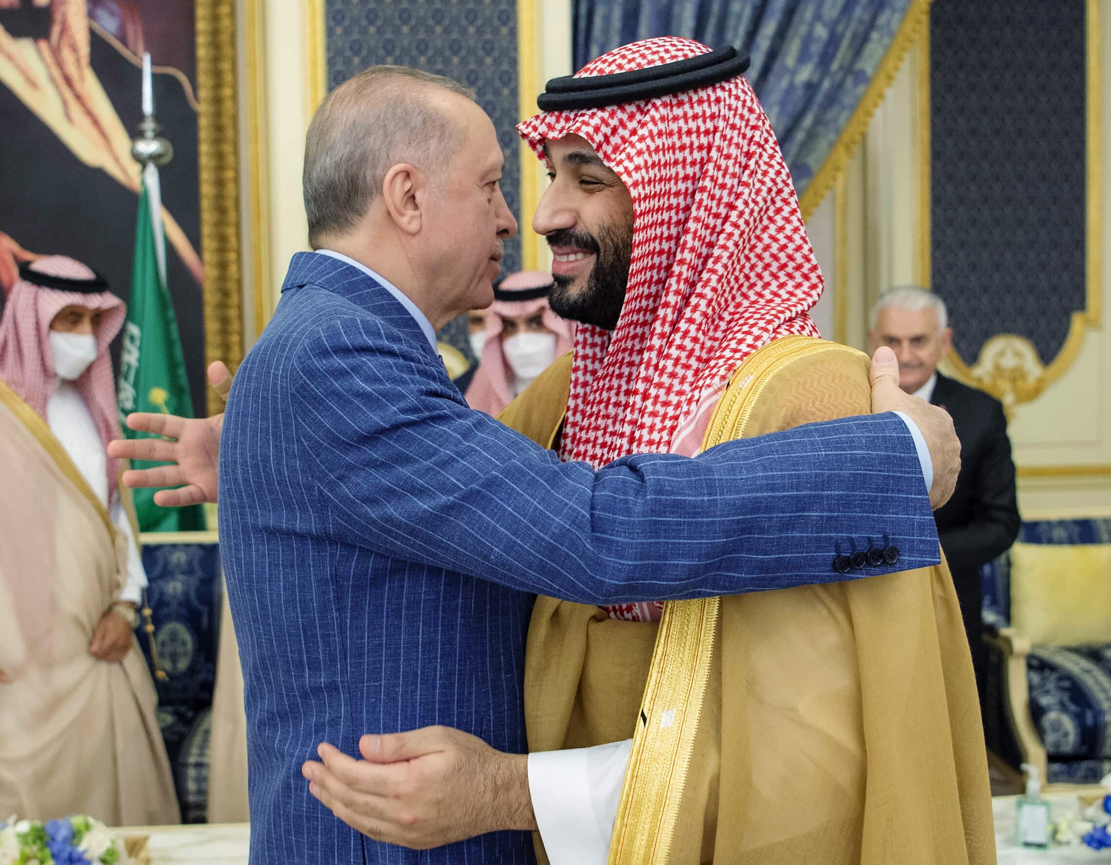 יורש העצר הסעודי מוחמד בן סלמאן מקבל את פניו של נשיא טורקיה רג&#039;פ טאים ארדואן בג&#039;ידה, ערב הסעודית, ב-28 באפריל 2022 (צילום: Bandar Aljaloud/Saudi Royal Palace)