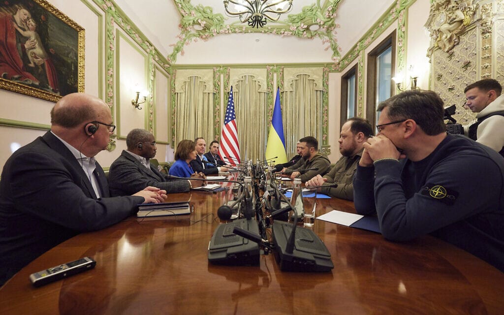 שיחות בין וולודימיר זלנסקי לדוברת הבית הלבן ננסי פלוסי וצוותה באוקראינה, מאי 2022 (צילום: Ukrainian Presidential Press Office via AP)