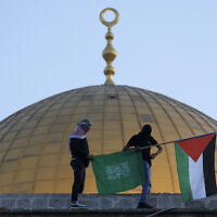 פלסטינים מחזיקים בדגלי פלסטין וחמאס באל אקצא, 2 במאי 2022 (צילום: AP Photo/Mahmoud Illean)