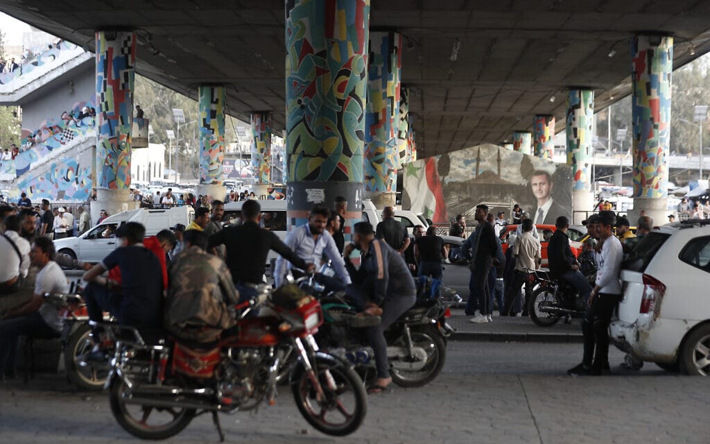 עשרות אזרחים ממתינים מעל ומתחת לגשר הנשיא בדמשק בציפייה לקרוביהם שאולי ישוחררו מהכלא בצו הנשיא אסד (צילום: AP Photo/Omar Sanadiki)