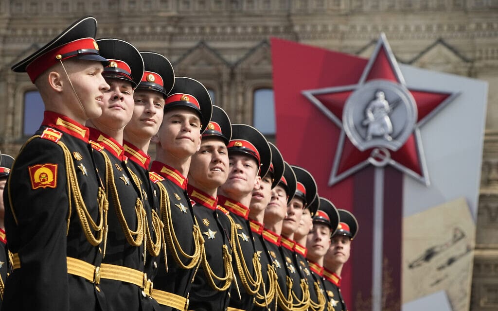 הכנות לצעדה הצבאית בכיכר האדומה במוסקבה לרגל יום הניצחון ב-9 במאי 2022 (צילום: AP Photo/Alexander Zemlianichenko)