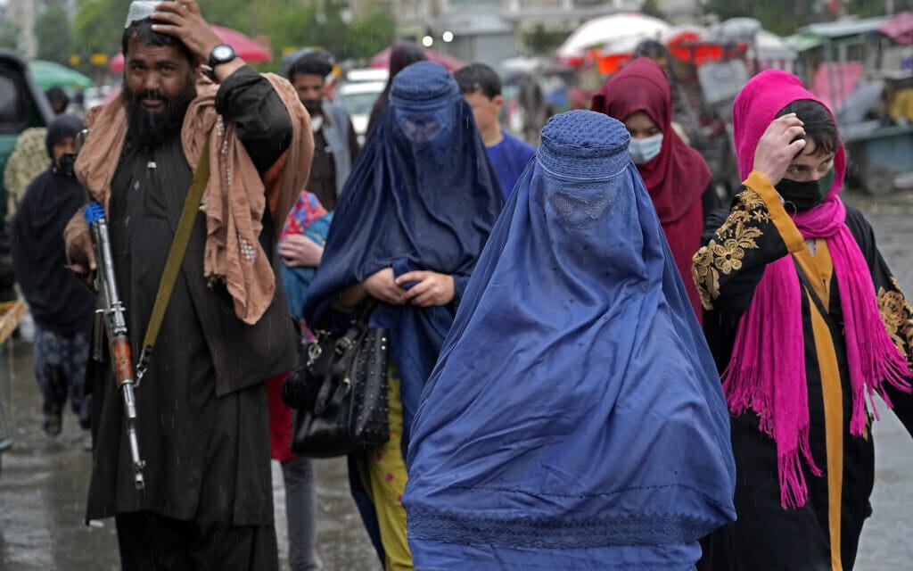 נשים אפגניות לבושות בורקה בשוק במרכז קאבול שבאפגניסטן, 7 במאי 2022 (צילום: Ebrahim Noroozi, AP)
