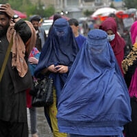 נשים אפגניות לבושות בורקה בשוק במרכז קאבול שבאפגניסטן, 7 במאי 2022 (צילום: Ebrahim Noroozi, AP)
