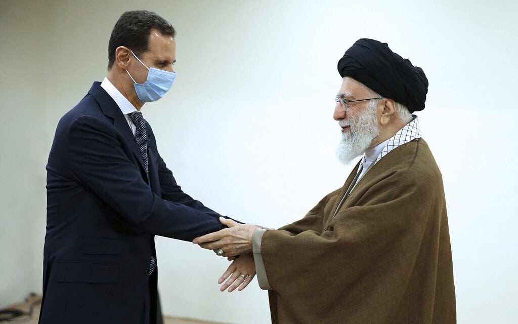 נשיא סוריה בשאר אל-אסד והמנהיג העליון של איראן עלי חאמנאי בטהראן, 8 במאי 2022 (צילום: Office of the Iranian Supreme Leader via AP)