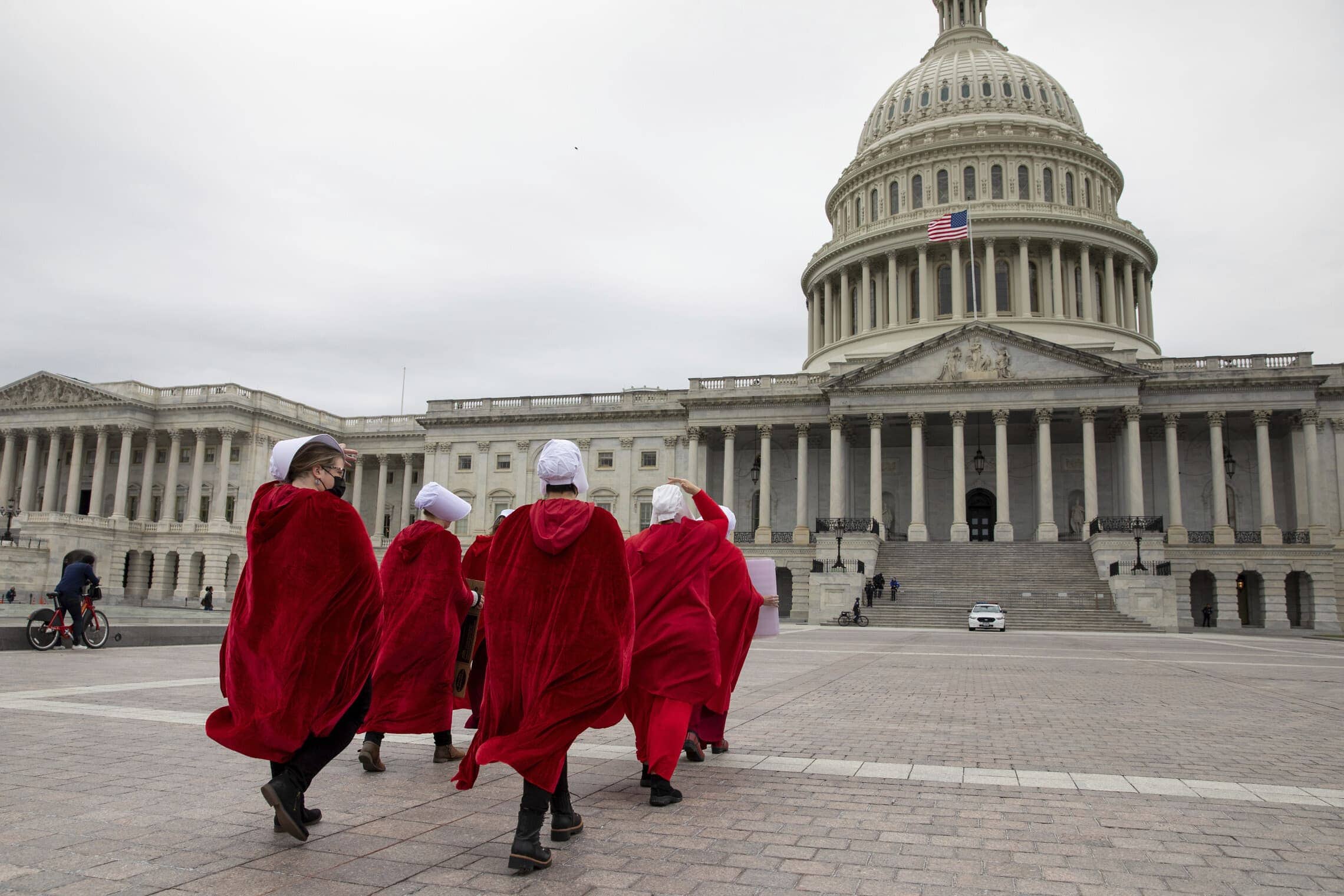 מפגינות למען הזכות להפלות לבושות במדי "סיפורה של שפחה" צועדות לעבר בית המשפט העליון האמריקאי בוושינגטון הבירה, 8 במאי 2022 (צילום: AP Photo/Amanda Andrade-Rhoades)