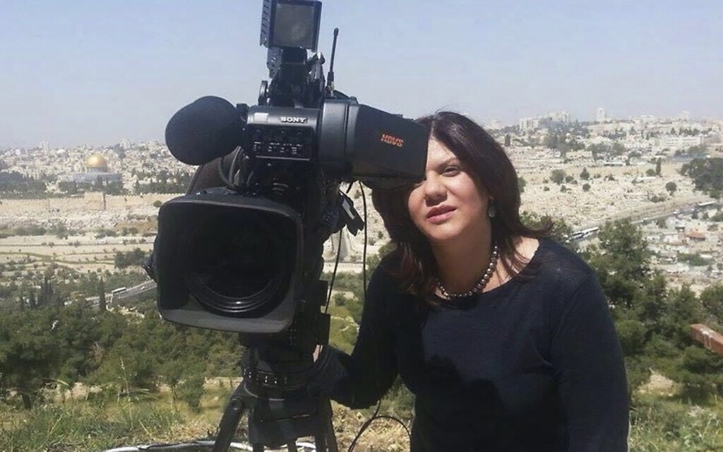 העיתונאית שירין אבו עאקלה, שנהרגה בג&#039;נין ב-11 במאי 2022 (צילום: Al Jazeera Media Network via AP)
