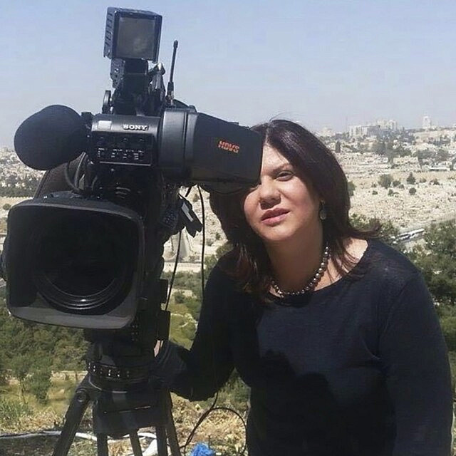 העיתונאית שירין אבו עאקלה, שנהרגה בג'נין ב-11 במאי 2022 (צילום: Al Jazeera Media Network via AP)