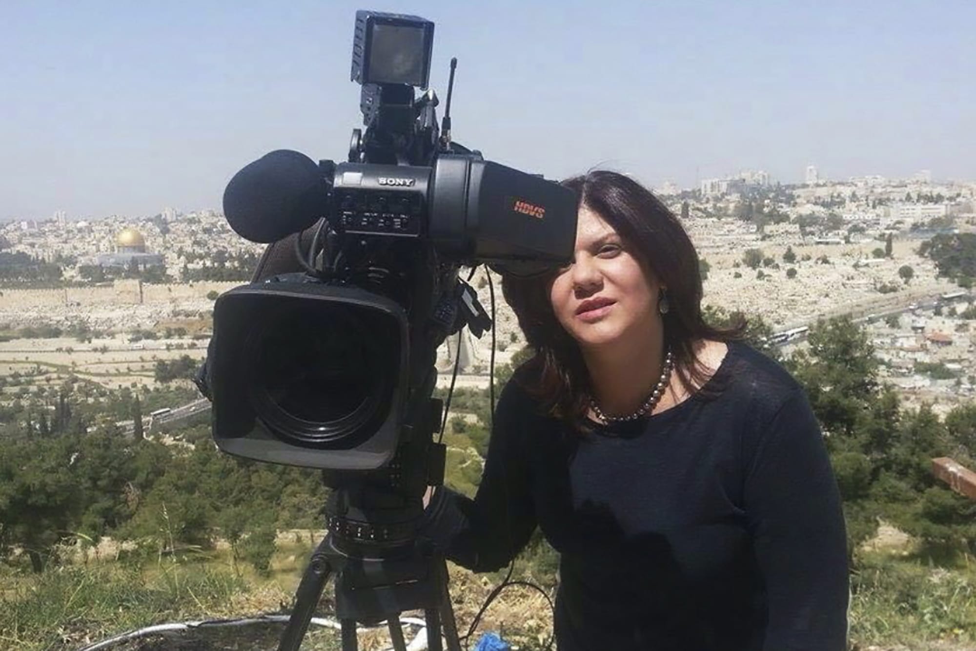 העיתונאית שירין אבו עאקלה, שנהרגה בג&#8217;נין ב-11 במאי 2022 (צילום: Al Jazeera Media Network via AP)
