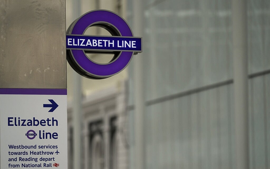 הכניסה לתחנת פדינגטון בקו אליזבת החדש בלונדון (צילום: AP Photo/Alastair Grant)