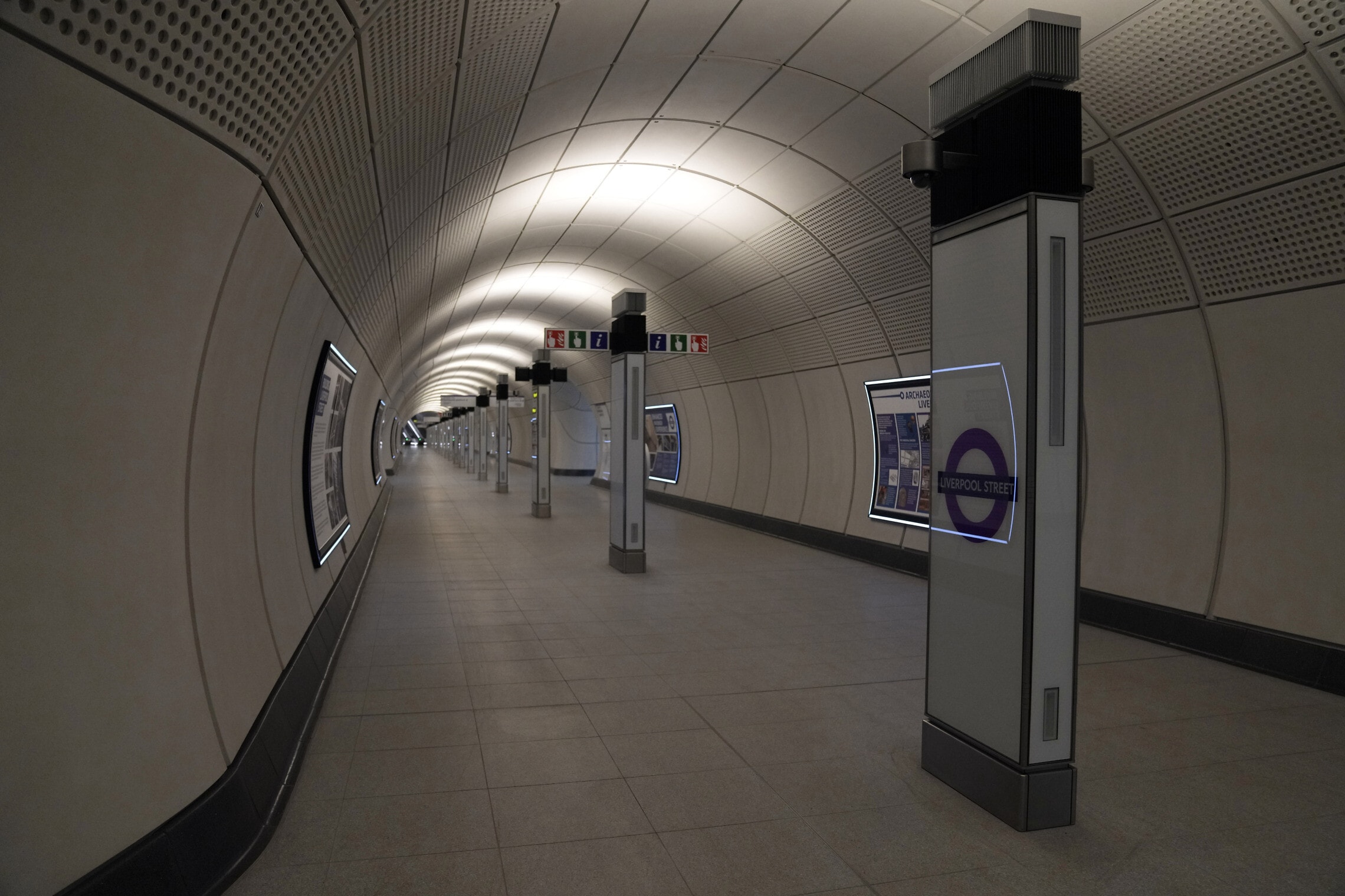 תחנת ליברפול סטריט בקו אליזבת בלונדון, 11 במאי 2022 (צילום: AP Photo/Alastair Grant)