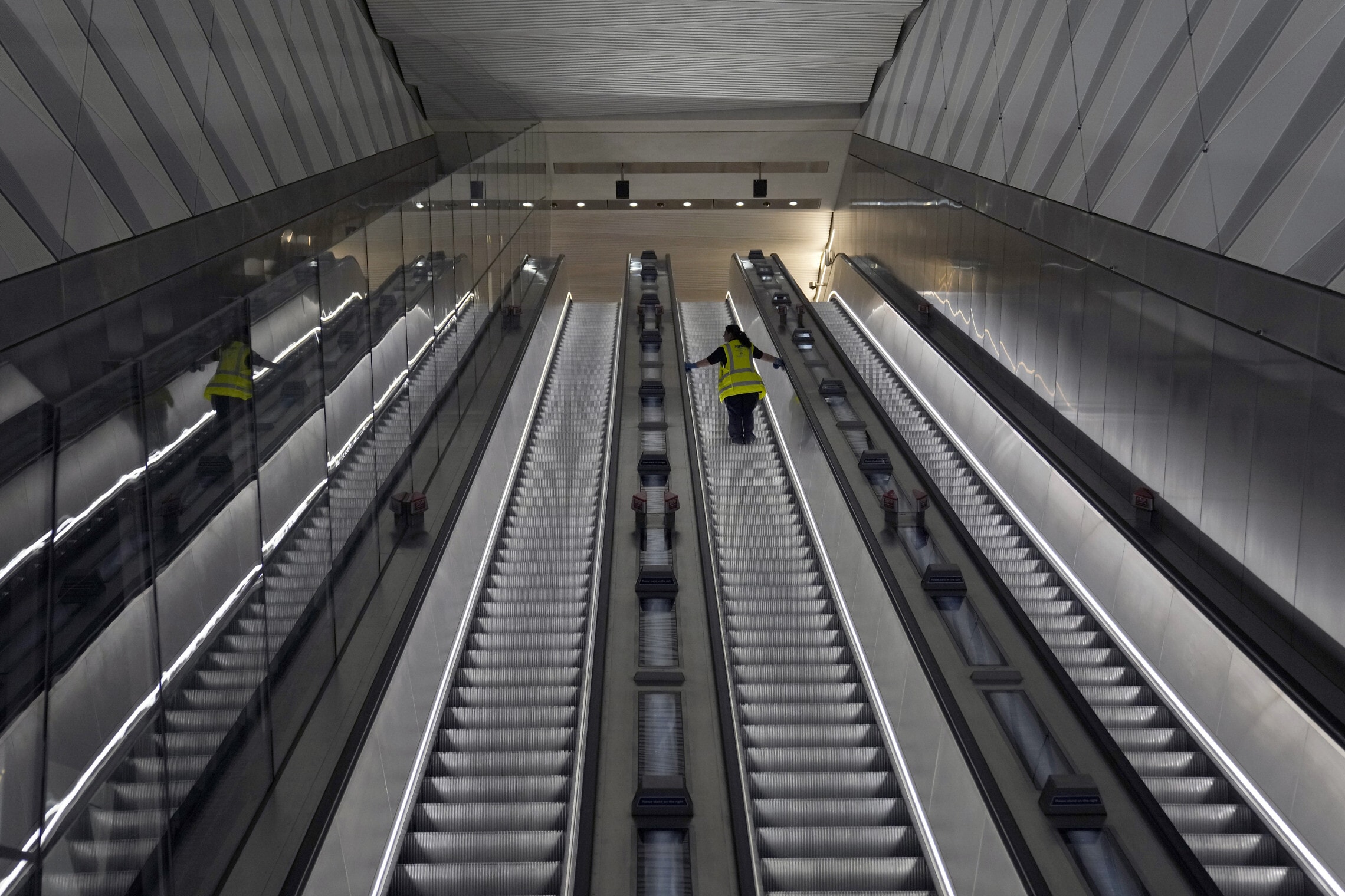 מדרגות נעות בתחנת ליברפול סטריט בקו אליזבת החדש בלונדון, 11 במאי 2022 (צילום: AP Photo/Alastair Grant)