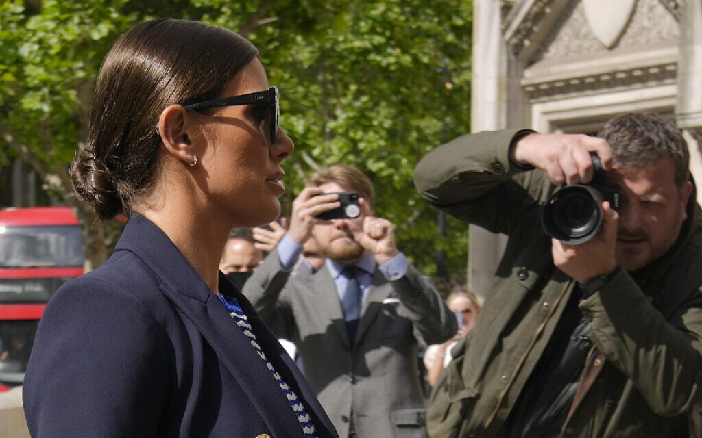 רבקה וארדי, אשתו של הכדורגלן ג&#039;יימי וארדי, מגיעה לבית המשפט בלונדון, 12 במאי 2022 (צילום: AP Photo/Alastair Grant)