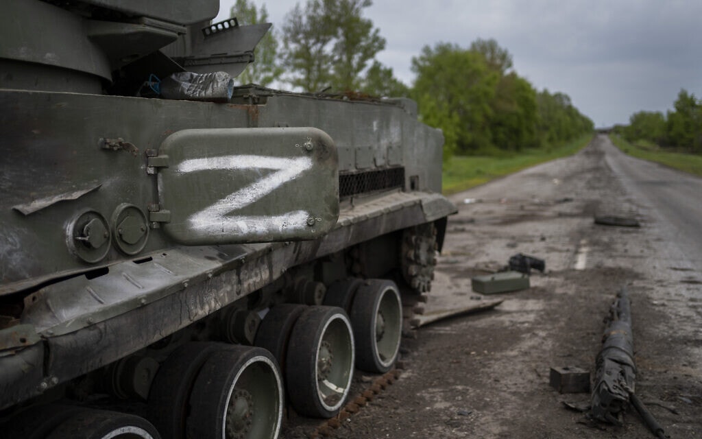 האות Z על טנק רוסי באוקראינה, 13 במאי 2022 (צילום: AP Photo/Bernat Armangue)