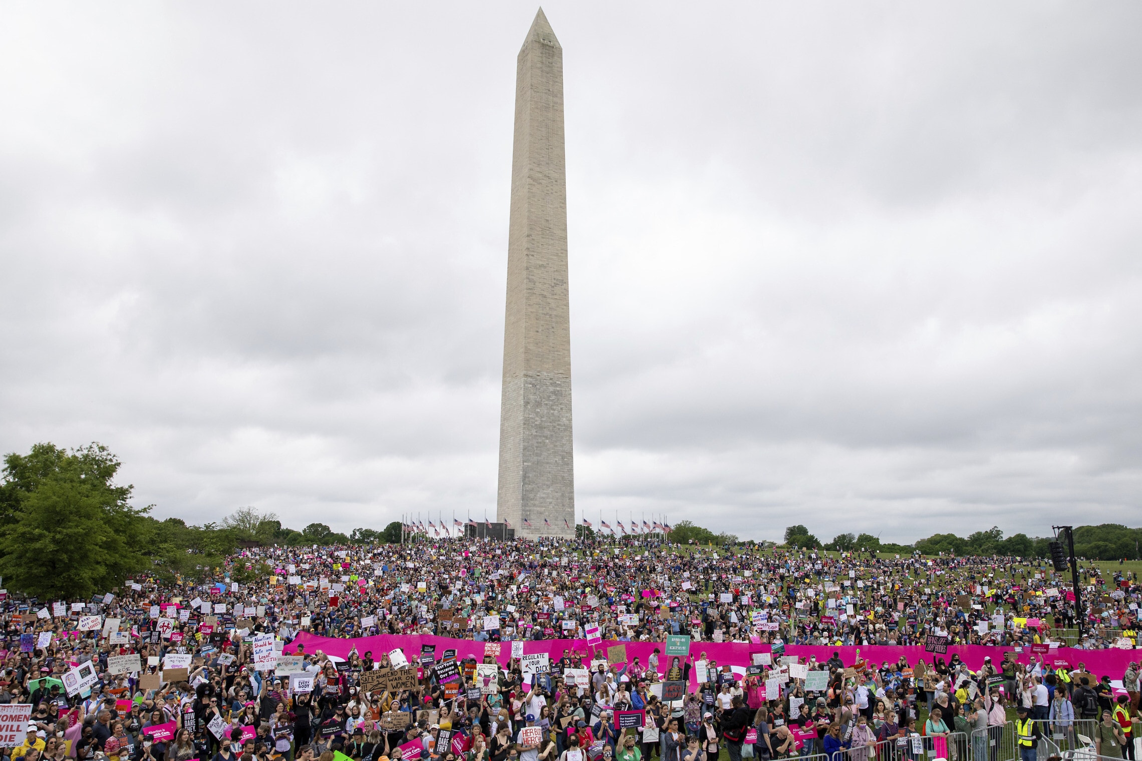הפגנה באנדרטת וושינגטון נגד כוונת בית המשפט העליון בארה&quot;ב להפוך את החלטת רו נגד וייד המתירה הפלות כזכות יסוד של נשים, 14 במאי 2022 (צילום: AP Photo/Amanda Andrade-Rhoades)