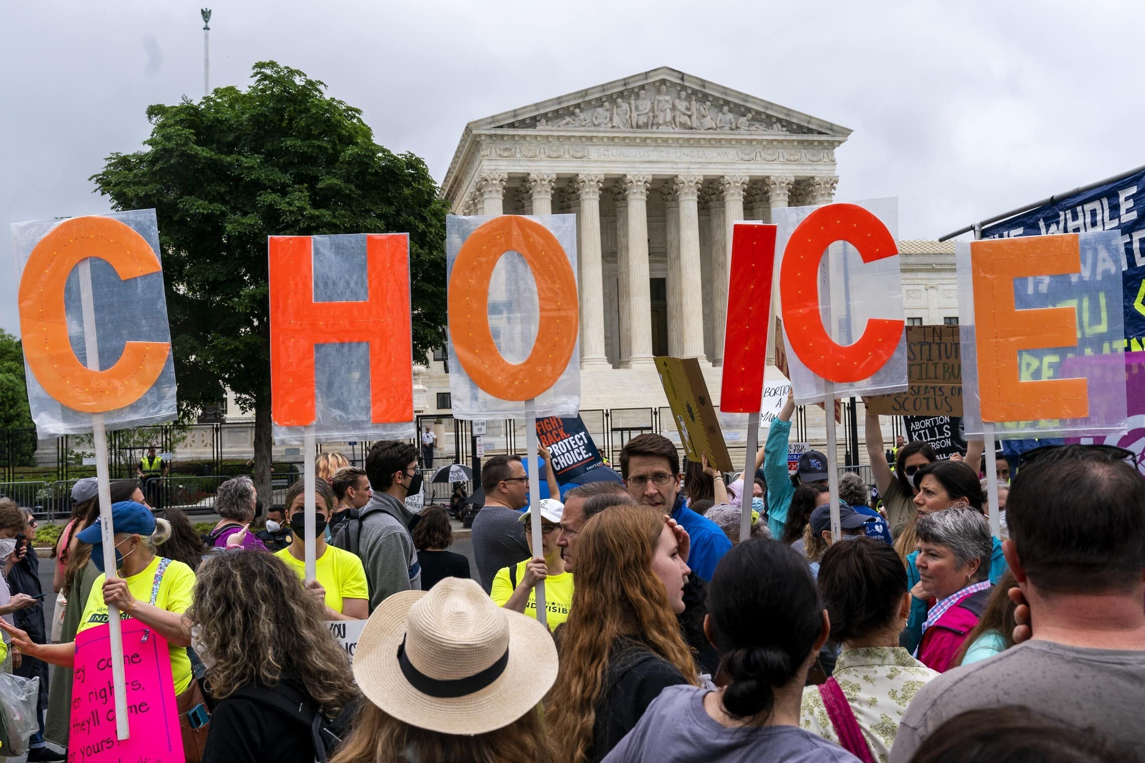 הפגנות נגד כוונת בית המשפט העליון בארה&quot;ב להפוך את החלטת רו נגד וייד המתירה הפלות כזכות יסוד של נשים, וושינגטון הבירה, 14 במאי 2022 (צילום: AP Photo/Jacquelyn Martin)