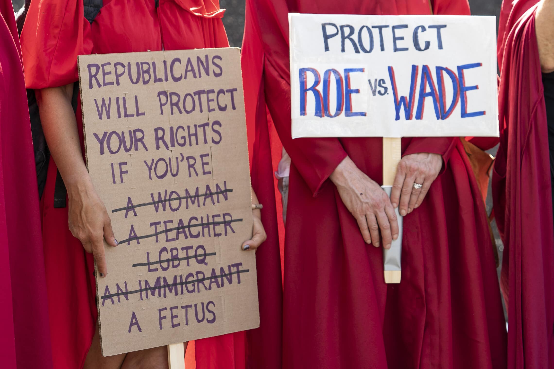 הפגנות נגד כוונת בית המשפט העליון בארה&quot;ב להפוך את החלטת רו נגד וייד המתירה הפלות כזכות יסוד של נשים, לוס אנג&#039;לס, 14 במאי 2022 (צילום: AP Photo/Damian Dovarganes)
