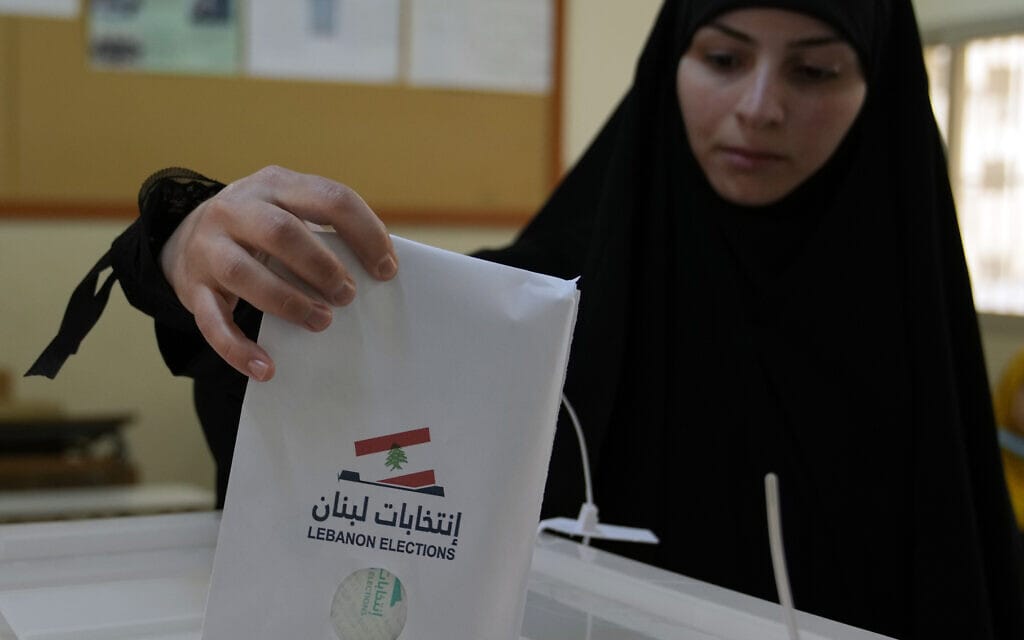 אזרחית לבנונית מצביעה בבחירות לפרלמנט בקלפי בביירות, 15 במאי 2022 (צילום: AP Photo/Hassan Ammar)