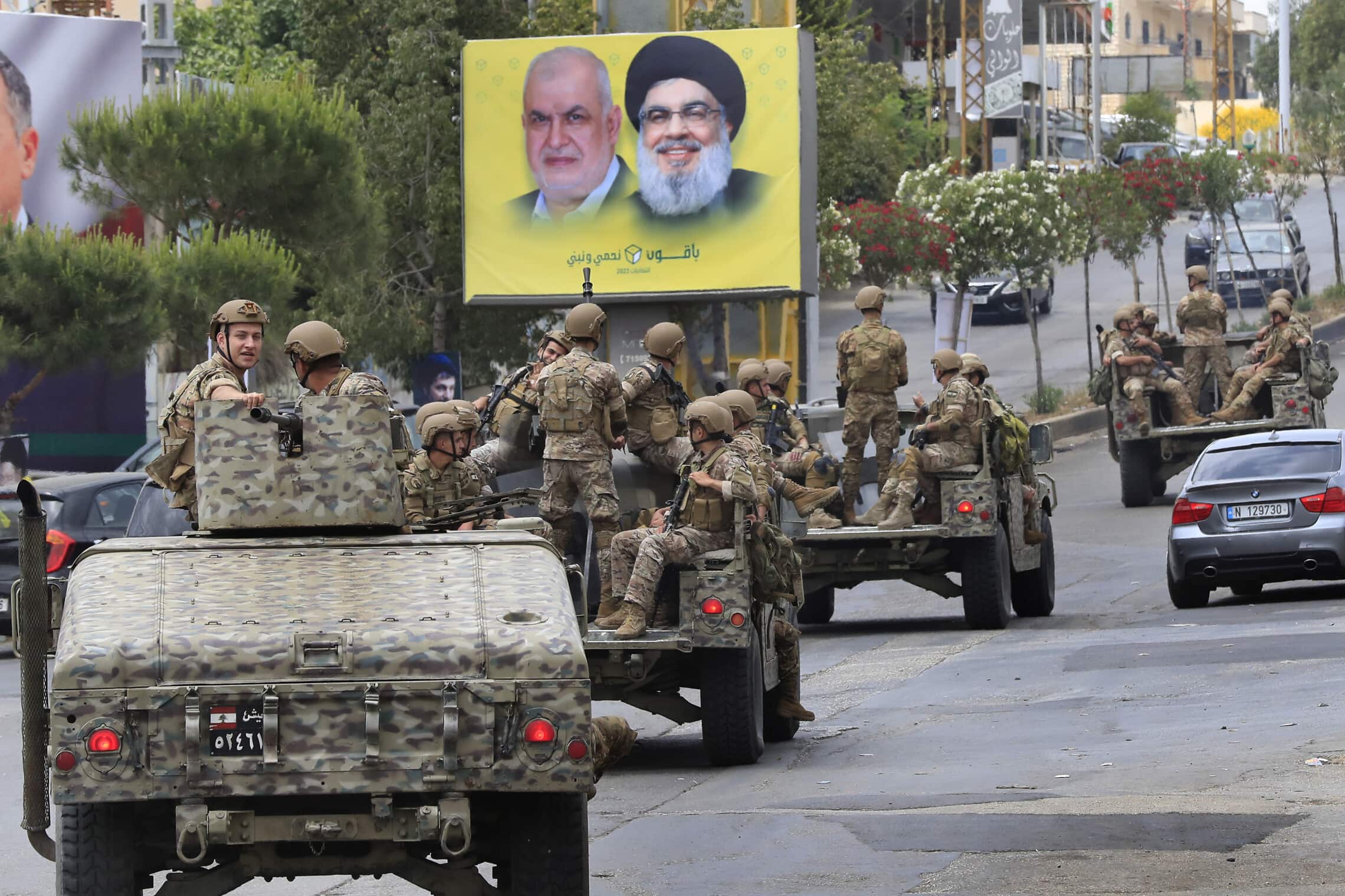 פטרול צבאי בדרום לבנון על רקע כרזות בחירות של חזבאללה, 15 במאי 2022 (צילום: AP Photo/Mohammed Zaatari)