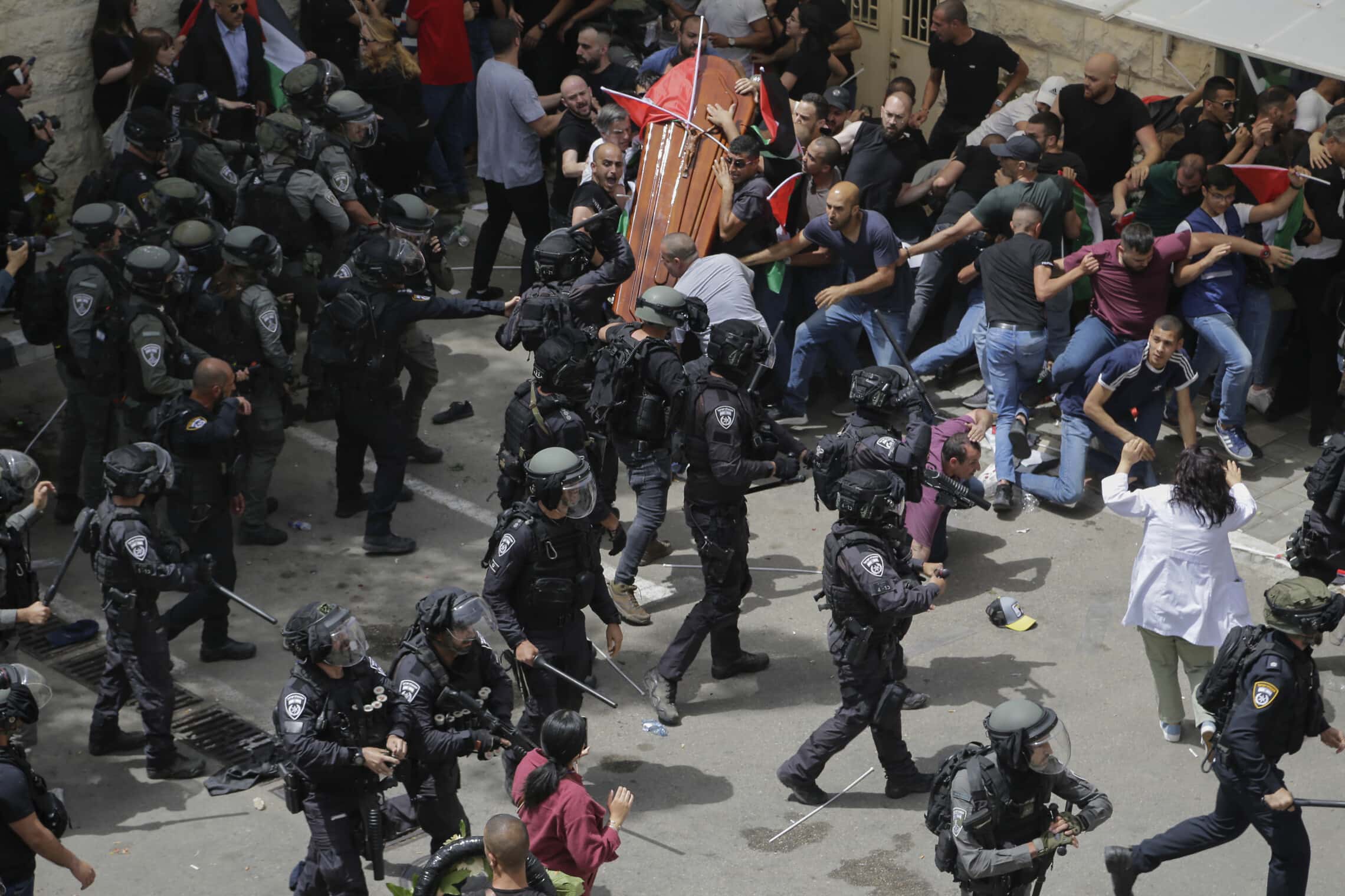 שוטרים מתעמתים עם פלסטינים בהלווייתה של שירין אבו עאקלה במזרח ירושלים, 13 במאי 2022 (צילום: AP Photo/Maya Levin)