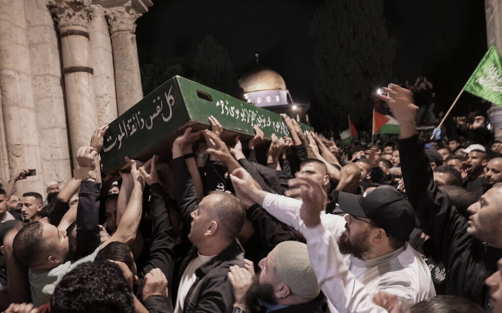 אבלים נושאים את ארונו של הפלסטיני וליד א-שריף במהלך הלווייתו במתחם מסגד אל-אקצא על הר הבית בעיר העתיקה בירושלים, 16 במאי 2022 (צילום: AP Photo/Mahmoud Illean)