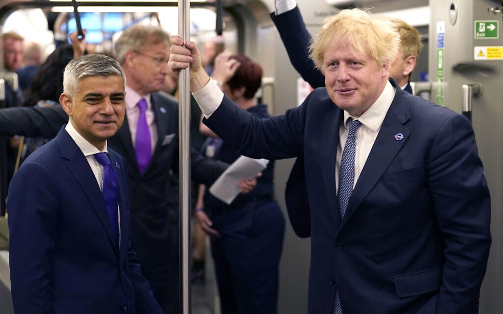 ראש ממשלת בריטניה בוריס ג&#039;ונסון וראש עיריית לונדון סדיק חאן נוסעים על קו אליזבת החדש, 17 במאי 2022 (צילום: Andrew Matthews/Pool via AP)