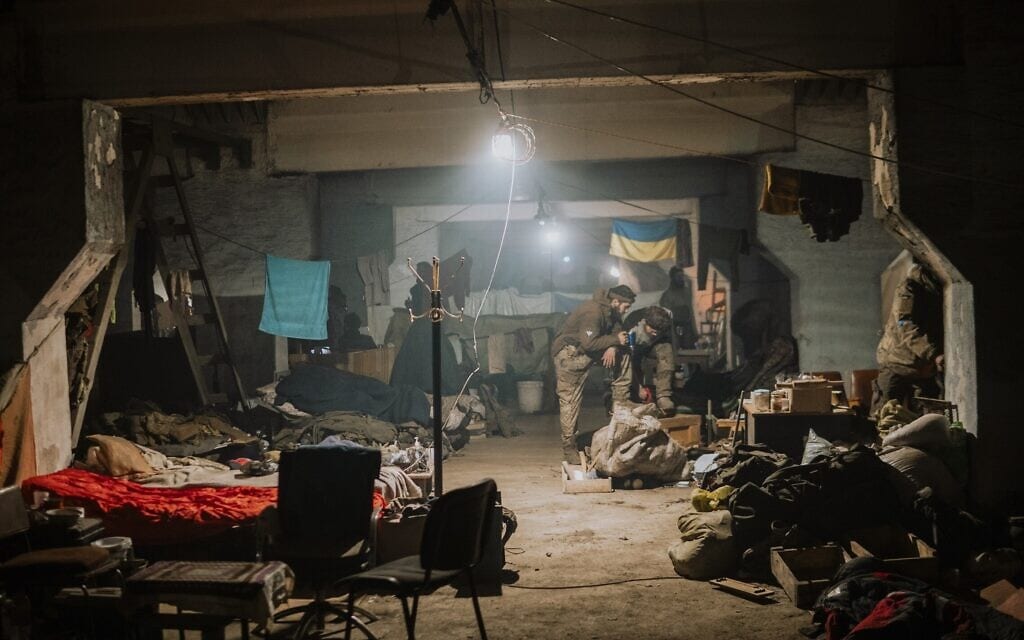 לוחמים אוקראינים במפעל הפלדה אזובסטל שבמריאופול, כמה ימים לפני שהוחלט על כניעה, 7 במאי 2022 (צילום: Dmytro Kozatski/Azov Special Forces Regiment of the Ukrainian National Guard Press Office via AP)