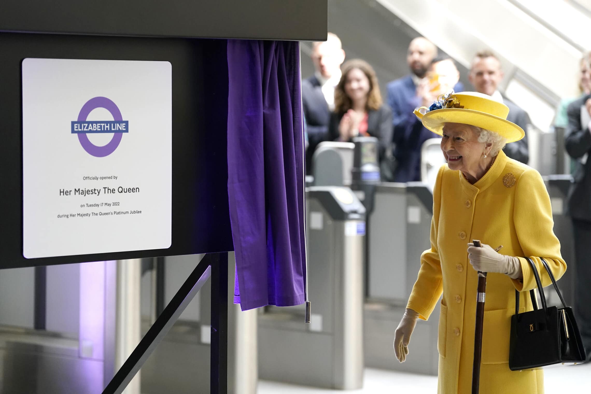 המלכה אליזבת השנייה חונכת את קו אליזבת בתחנת פדינגטון בלונדון, 17 במאי 2022 (צילום: Andrew Matthews/Pool via AP)