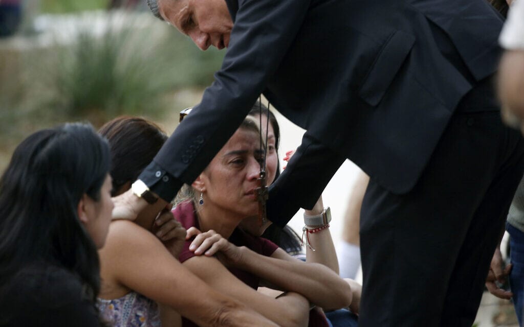 הארכיבישוף של סן אנטוניו מנחם משפחות לאחר הירי בבית הספר בטקסס, 24 במאי 2022 (צילום: AP Photo/Dario Lopez-Mills)