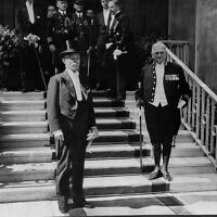 שגריר ארצות הברית ויליאם א. דוד יוצא מהארמון הנשיאותי בברלין, 6 בספטמבר, 1933 (צילום: AP Photo)