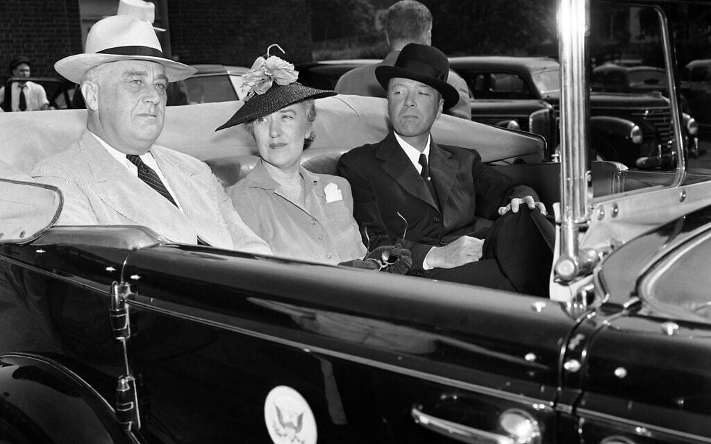 נשיא ארה"ב פרנקלין ד. רוזוולט, מזכירתו מרגריט ליהנד והשגריר פרנס ויליאם בוליט נוסעים מתחנת הרכבת לביתו של הנשיא בניו יורק, 22 ביולי, 1940 (צילום: AP Photo)