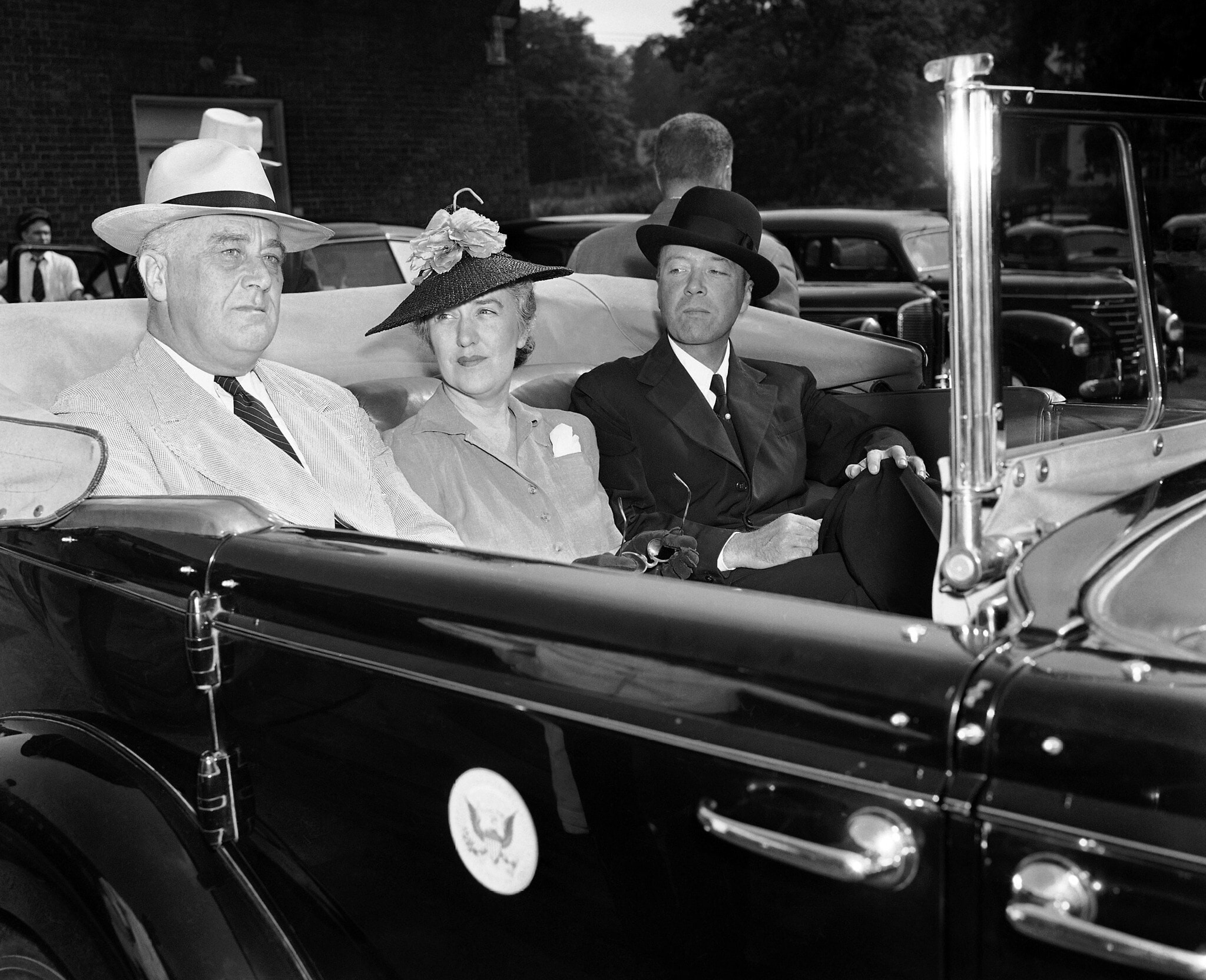 נשיא ארה&quot;ב פרנקלין ד. רוזוולט, מזכירתו מרגריט ליהנד והשגריר פרנס ויליאם בוליט נוסעים מתחנת הרכבת לביתו של הנשיא בניו יורק, 22 ביולי, 1940 (צילום: AP Photo)