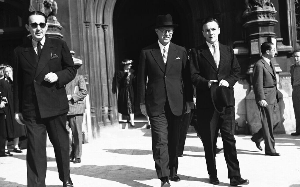 ג'וזף פטריק קנדי, השגריר האמריקאי בלונדון, יוצא מבית הנבחרים הבריטי בלונדון, 29 באוגוסט, 1939 (צילום: AP Photo/Staff/Len Puttnam)