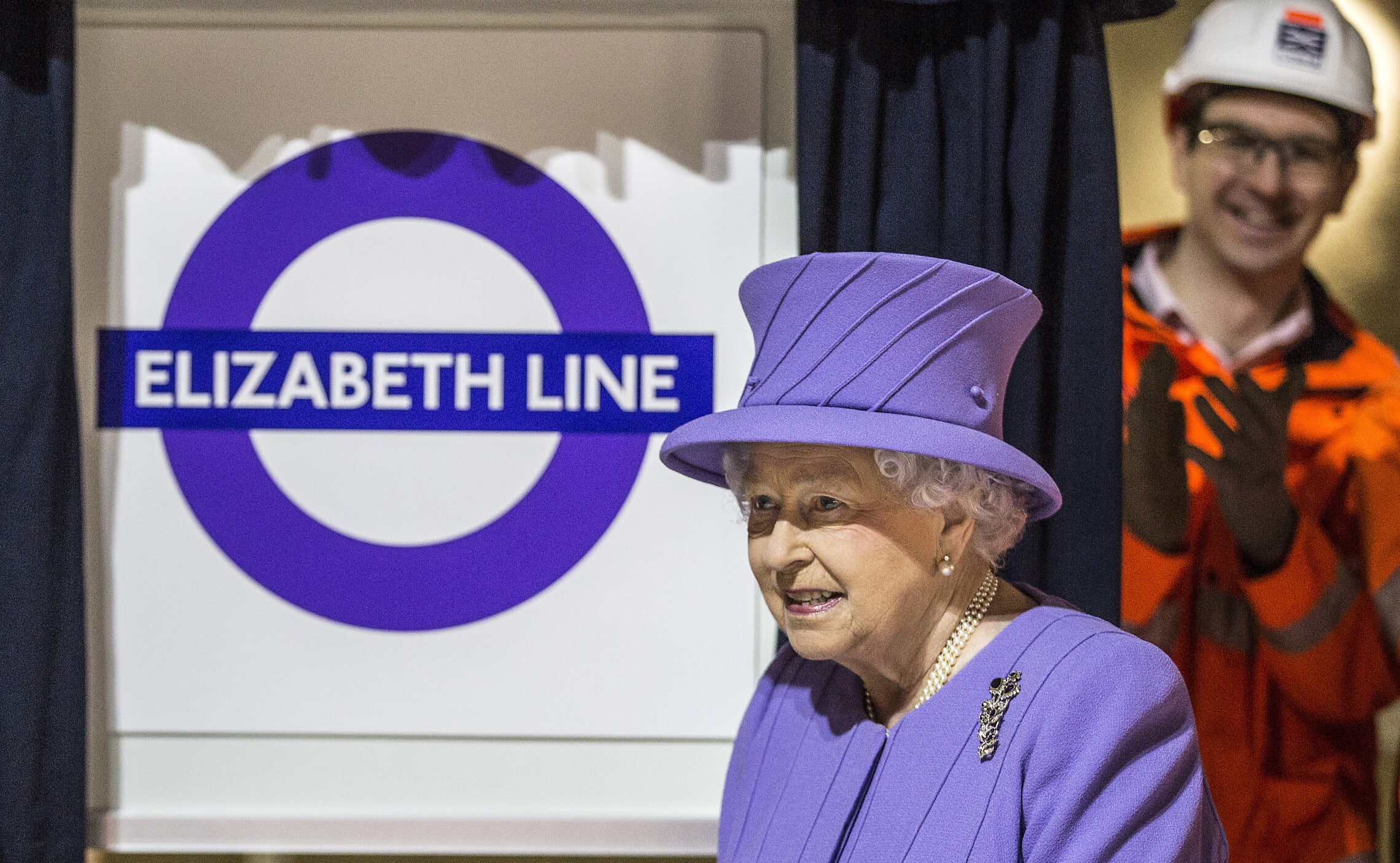 מלכת אנגליה אליזבת השנייה חונכת את העבודות על קו אליזבת החדש בלונדון, פברואר 2016 (צילום: Richard Pohle/pool via AP)