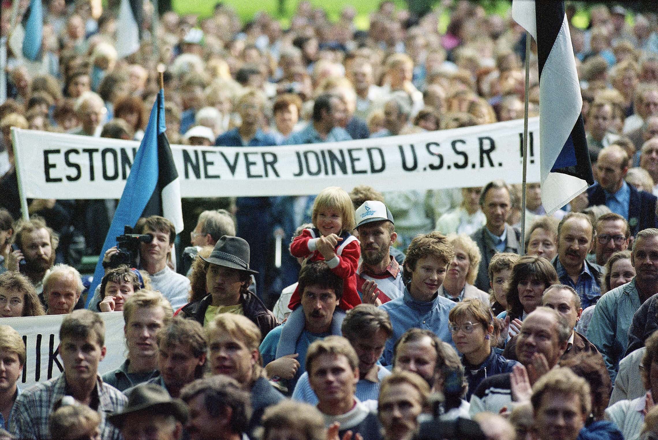 הפגנה באסטוניה נגד צירוף המדינות הבלטיות לברית המעוצות (צילום: AP Photo/Pressfoto/Pekka Elomaa)