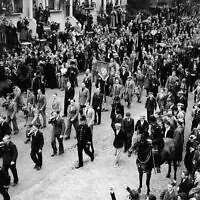 אילוסטרציה: תחילת המצעד של איגוד הפשיסטים הבריטים, 4 ביולי 1937. סר אוסוולד מוסלי נראה בתמונה בחליפה בהירה (במרכז) (צילום: AP Photo)