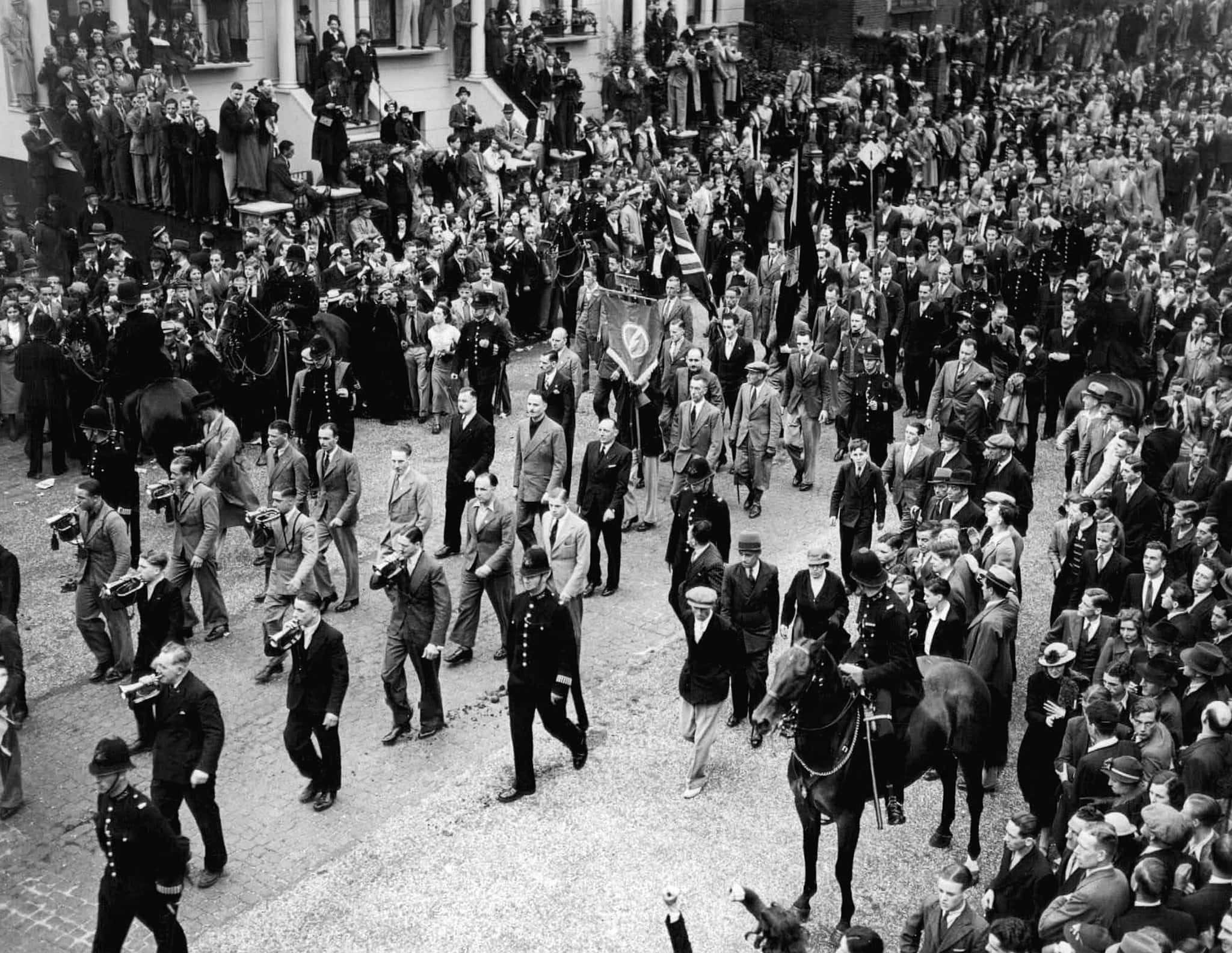 אילוסטרציה: תחילת המצעד של איגוד הפשיסטים הבריטים, 4 ביולי 1937. סר אוסוולד מוסלי נראה בתמונה בחליפה בהירה (במרכז) (צילום: AP Photo)