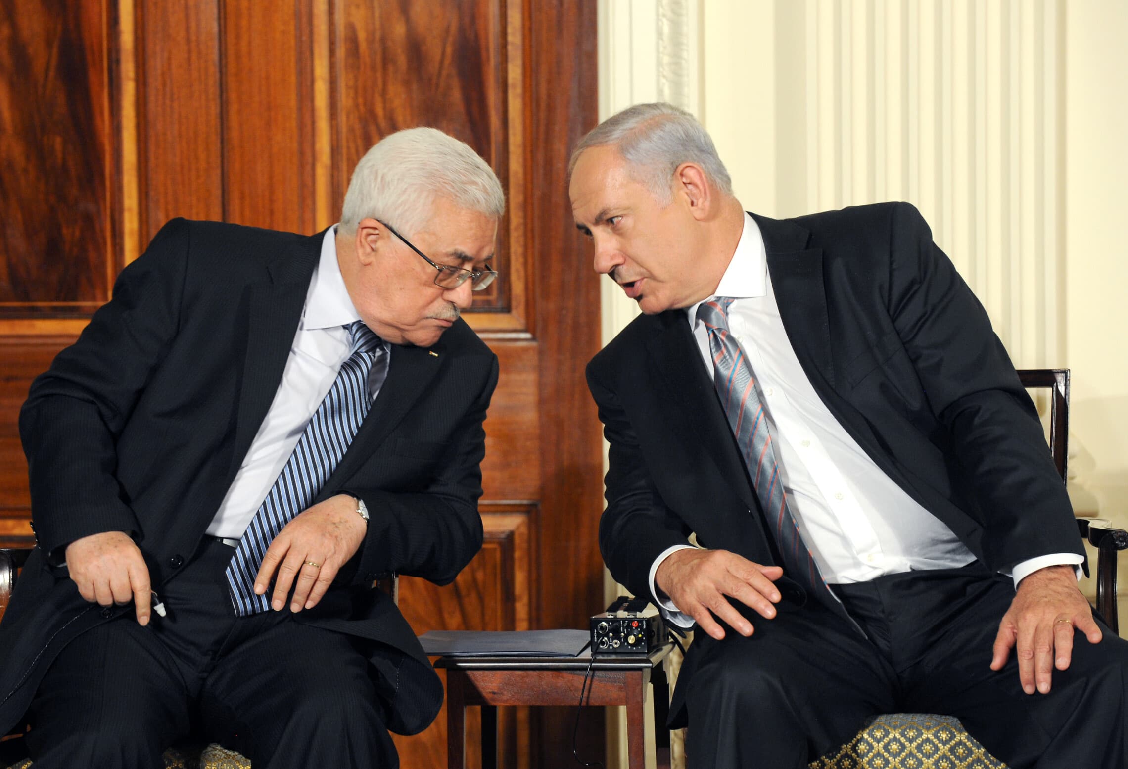 ראש הממשלה בנימין נתניהו עם נשיא הרשות הפלסטינית מחמוד עבאס (אבו מאזן) בוושינגטון, 1 בספטמבר 2010 (צילום: לע&quot;מ)