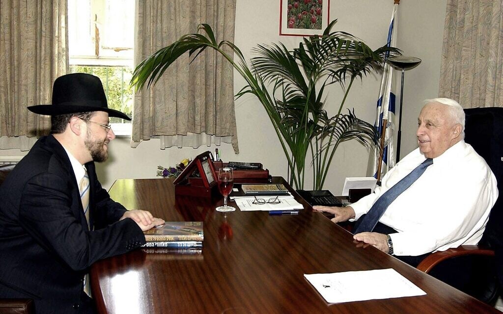 ראש הממשלה לשעבר אריאל שרון מעניק לסופר חיים ולדר את פרס &quot;מגן הילד&quot; במשרדו בירושלים, 9 ביוני 2004 (צילום: משה מילנר, לע&quot;מ)