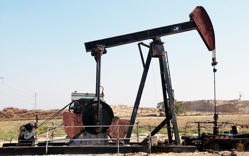 שדה קידוח הנפט "חלץ" סמוך לעיר אשדוד (צילום: משה מילנר/לע"מ)